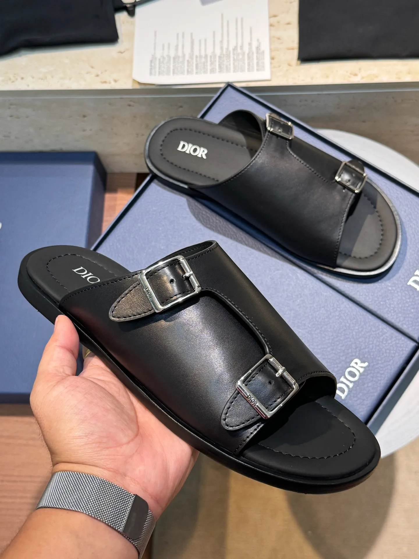 [Dior] Top P: 560💰 -Size: 39-44 (38, 45 custom-made) Dior Dior Alias ​​men's leather slippers This Alias ​​sandal is a new summer product, showing a casual and elegant style. Carefully crafted from grained cow leather and Oblique printed fabric, with cowhide lining! Cross-strap design with metal-clad brass CD Diamond logo. The imported cowhide leather and rubber sole adds sophistication and comfort, while Oblique print-effect anti-slip panels add style.